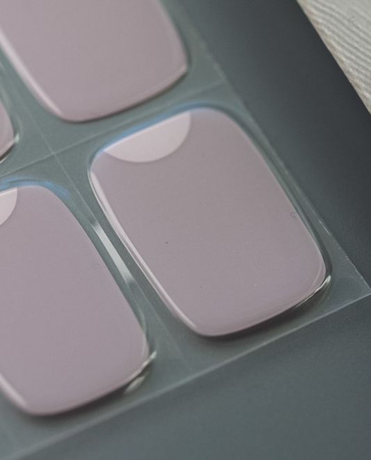 UV Gel Wraps Polished Glow – Nahaufnahme eleganter rosa Nägel.