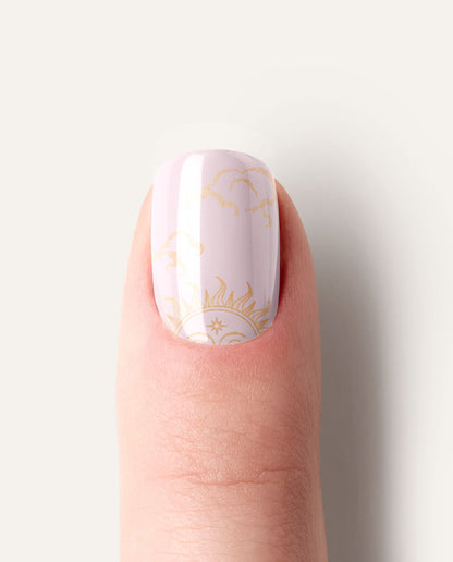 UV Gel Wraps Blush and Beyond – milchig rosy Nailwraps mit Glanz und goldenen Akzenten - Maniküre Ergebnis