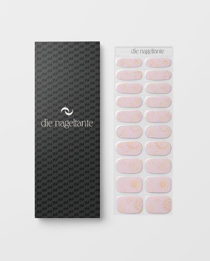 UV Gel Wraps Blush and Beyond – milchig rosy Nailwraps mit Glanz und goldenen Akzenten - Verpackung der Nail Wraps und Übersicht