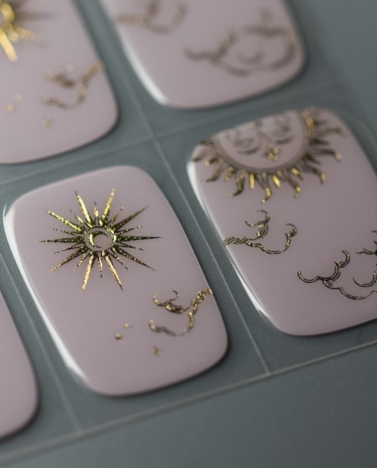 UV Gel Wraps Blush and Beyond – milchig rosy Nailwraps mit Glanz und goldenen Akzenten - Detailaufnahme der Nail Wraps