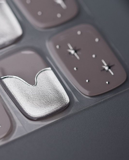 Nahaufnahme Frosted French – elegante French Maniküre mit modernem Twist.