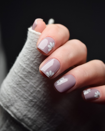 Wolkengarten – UV Gel Wraps in Flieder mit weißen Blüten, Maniküre-Ergebnis.