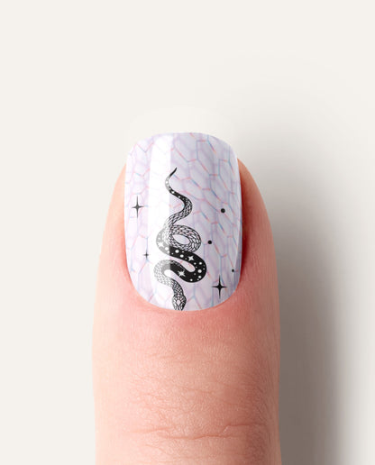 Detailaufnahme Starbite – UV Nagelfolien mit Stern- und Snake-Motiv
