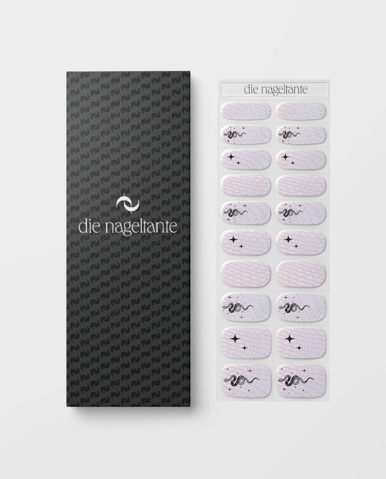 Packung der Nail Wraps Maniküre im Starbite Design – Weiß mit silbernen Akzenten.