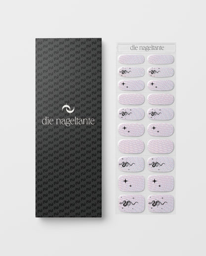 Packung der Nail Wraps Maniküre im Starbite Design – Weiß mit silbernen Akzenten.