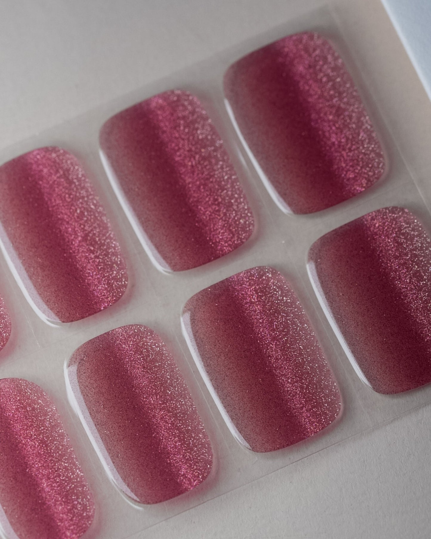 Detailansicht der UV Gel Wraps Blush Cloud mit feinem Cat-Eye-Schimmer