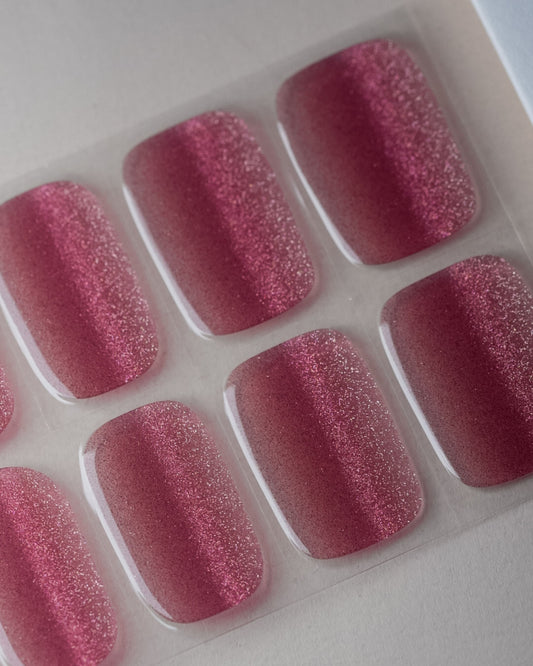 Detailansicht der UV Gel Wraps Blush Cloud mit feinem Cat-Eye-Schimmer