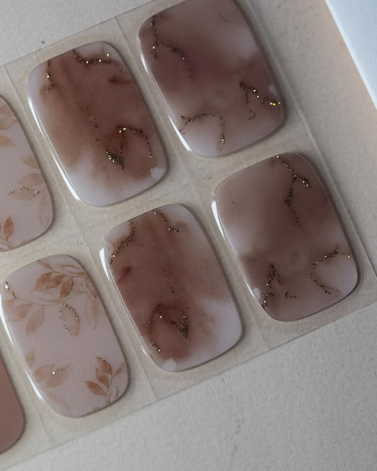 Detailansicht der UV Gel Wraps Soft Marble mit dezenter Marble-Struktur