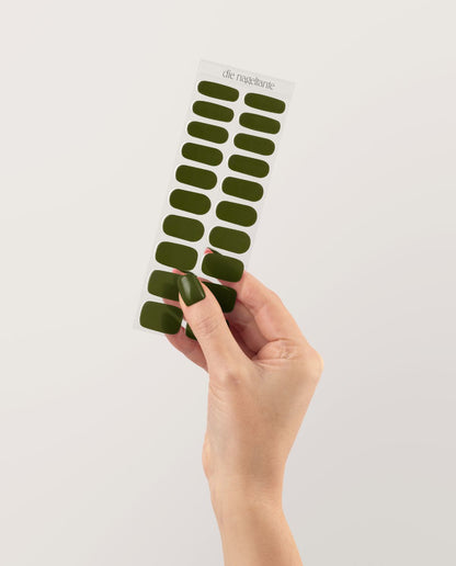 UV Gel Wraps Leaf It On von Die Nageltante – einfache Schritt-für-Schritt-Anleitung für perfekte olivgrüne Maniküre mit bis zu 3 Wochen Haltbarkeit.