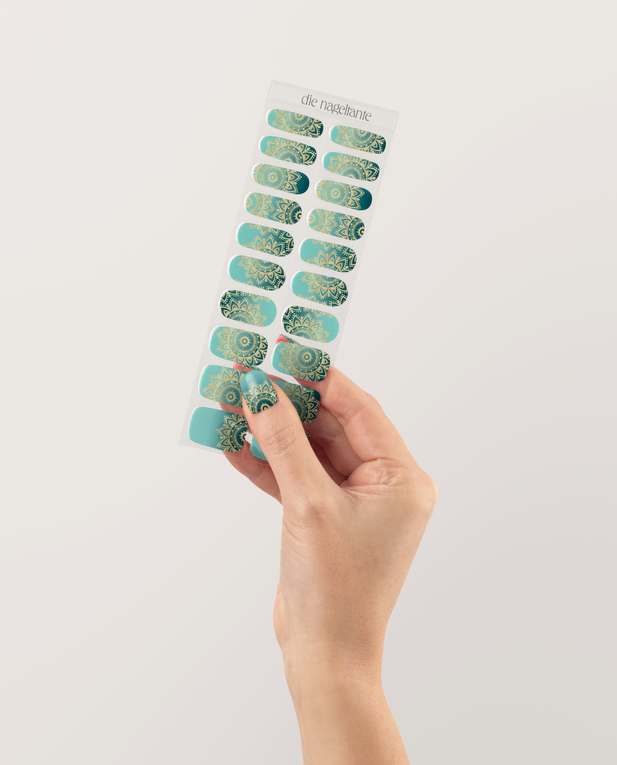 UV Gel Wraps Boho Queen – petrol grüne Nailwraps mit Glanz und goldenen Metallic Mandala Muster - Übersicht des Musters auf Träger der Nail Wraps