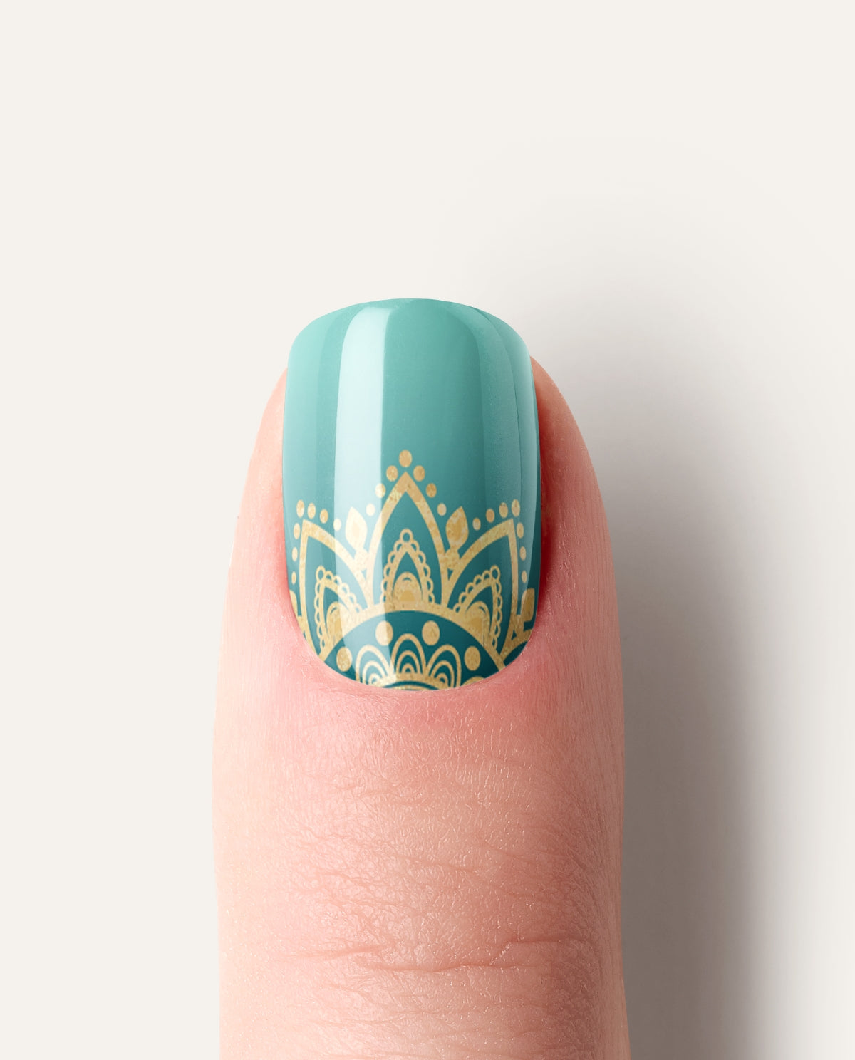 UV Gel Wraps Boho Queen – petrol grüne Nailwraps mit Glanz und goldenen Metallic Mandala Muster - Maniküre Ergebnis der Nail Wraps