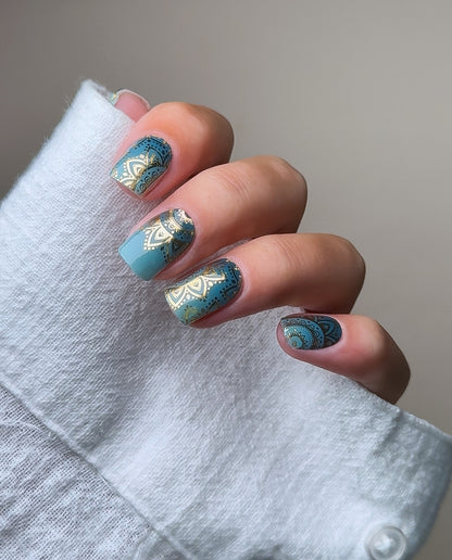 UV Gel Wraps Boho Queen – petrol grüne Nailwraps mit Glanz und goldenen Metallic Mandala Muster und weißer Bluse