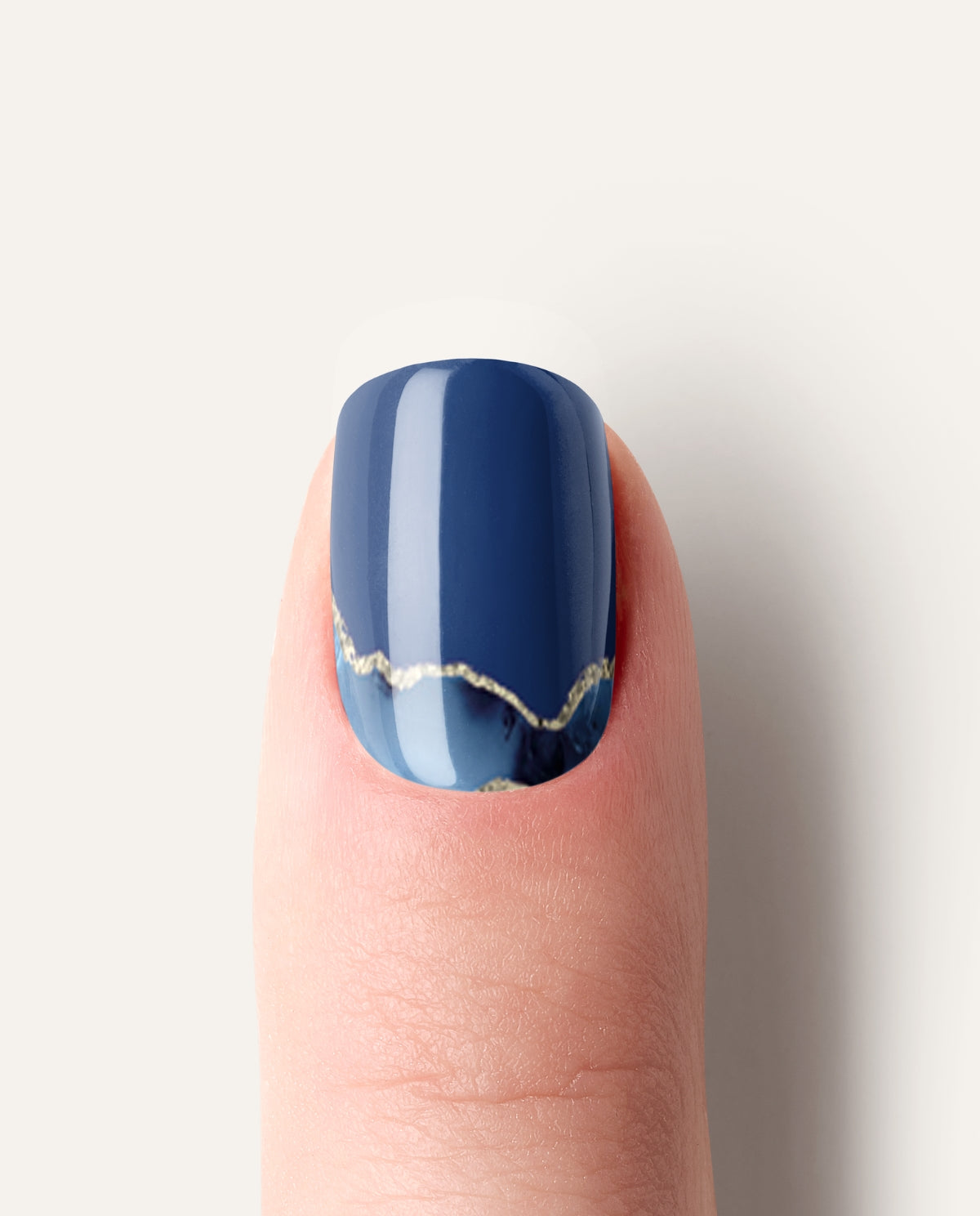 UV Gel Wraps Cosmic Wave – Blaue Nailwraps mit Muster und Glitzer - Maniküre Ergebnis