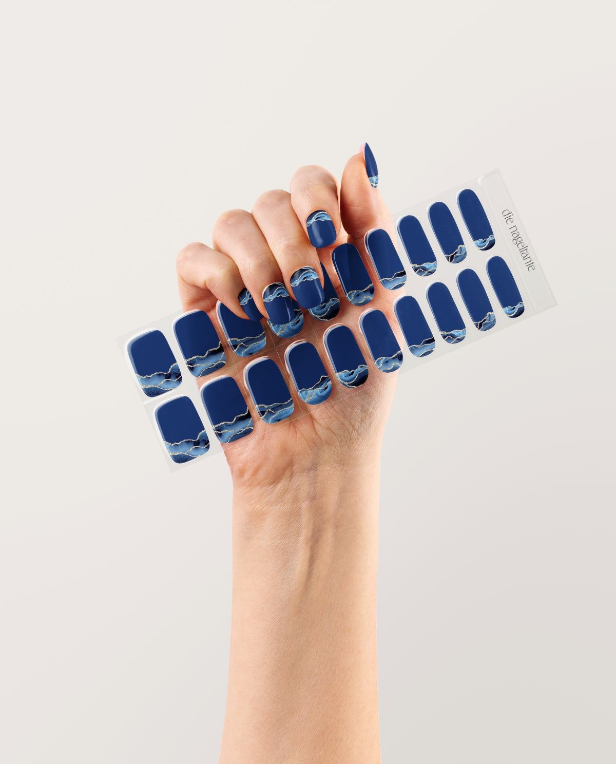 UV Gel Wraps Cosmic Wave – Blaue Nailwraps mit Muster und Glitzer - Detailansicht