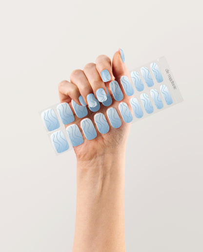 UV Gel Wraps Cloudy Spark – hellblaue Nailwraps mit Glanz und Glitzernden Wellen - Übersicht der Nail Wraps