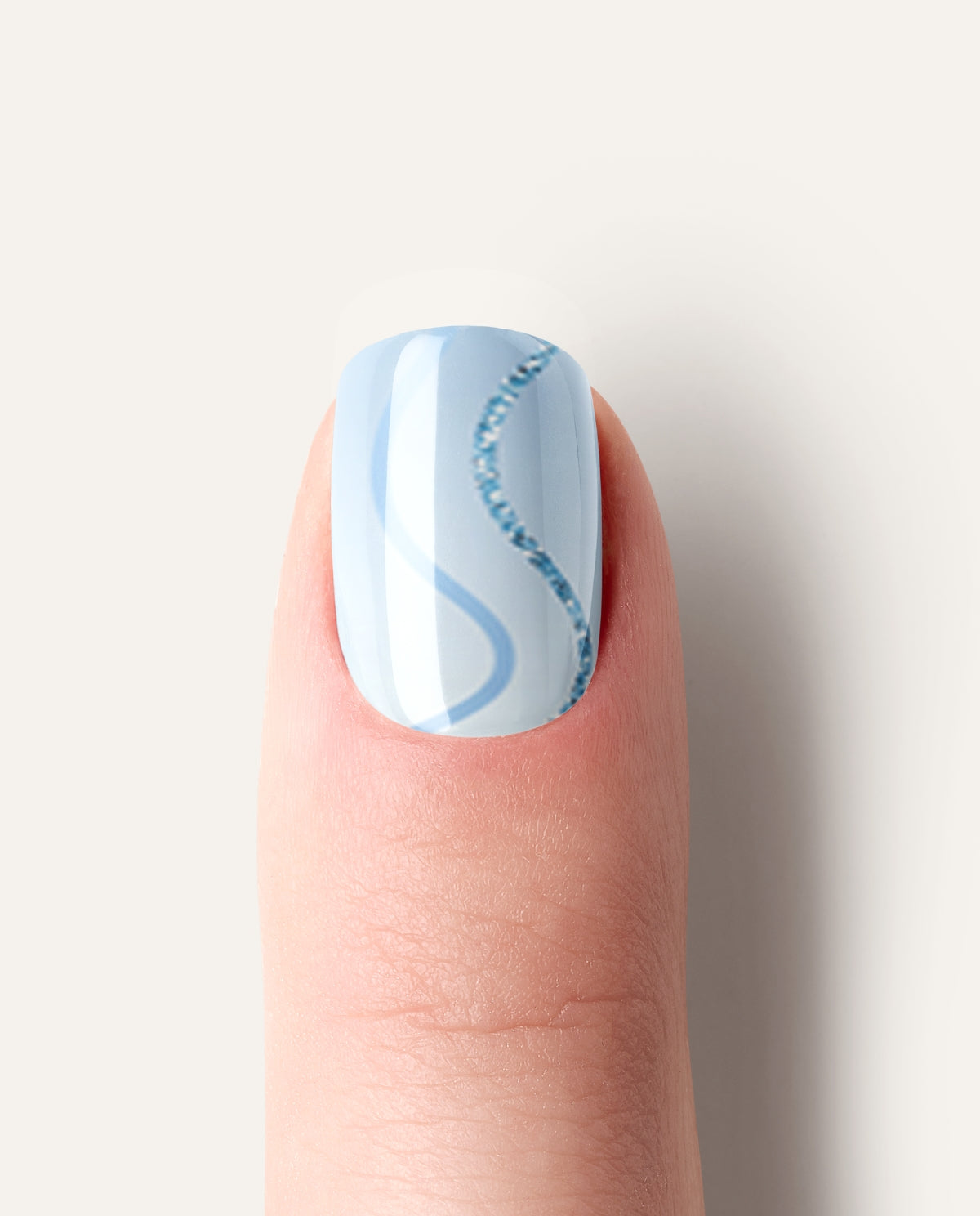 UV Gel Wraps Cloudy Spark – hellblaue Nailwraps mit Glanz und Glitzernden Wellen - fertiges Maniküre Ergebnis der Nail Wraps