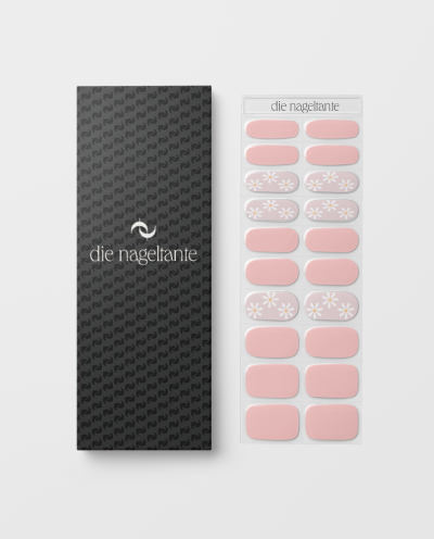 UV Gel Wraps Bloom & Kiss – Dezente Nailwraps mit Glanz und Blumenmuster - glänzende Nailwraps Nahaufnahme - Verpackung