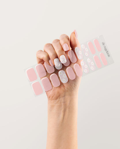 UV Gel Wraps Bloom & Kiss – Dezente Nailwraps mit Glanz und Blumenmuster - Maniküre Ergebnis - ganze Hand