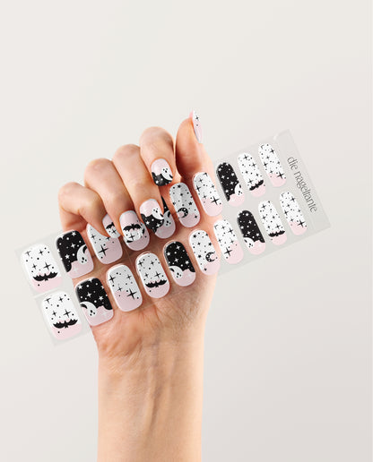 Träger der Nail Wraps Süßer Spuk – UV Gel Wraps mit Halloween-Motiven, bis zu 3 Wochen Halt.