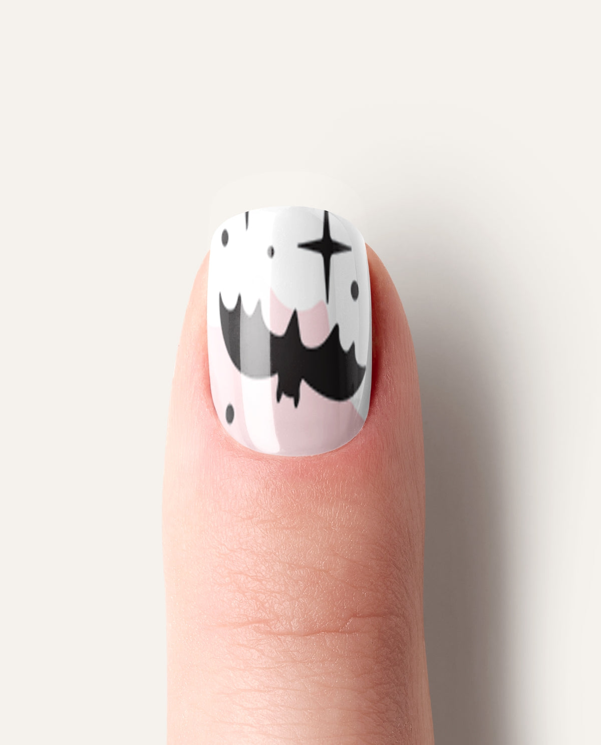 Detailaufnahme Süßer Spuk – UV Gel Wraps mit Halloween-Motiven, bis zu 3 Wochen Halt.