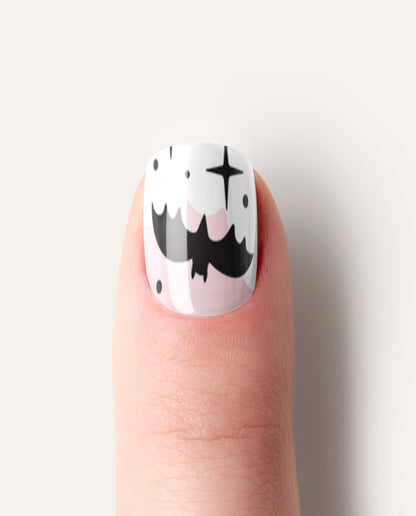 Detailaufnahme Süßer Spuk – UV Gel Wraps mit Halloween-Motiven, bis zu 3 Wochen Halt.