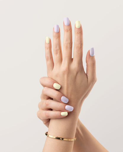 UV Gel Wraps Lemon & Lilac – Zitronengelbe und Rosy Nailwraps mit Metallic Schimmer - Bild von beiden Händen - Maniküre Ergebnis