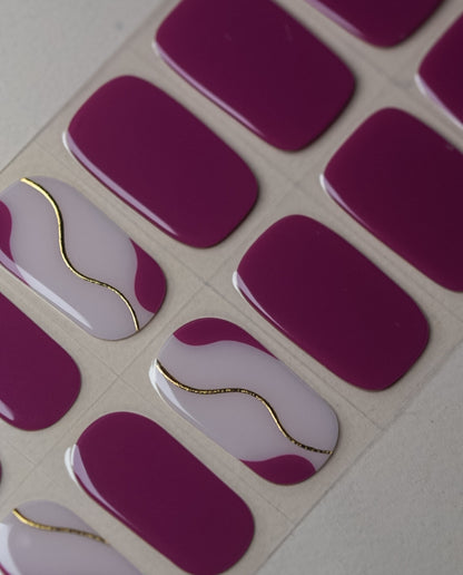 Burgundertraum UV Gel Wraps – milchiger Nude-Burgunder-Look mit goldener Glitzerlinie für elegante Nägel.