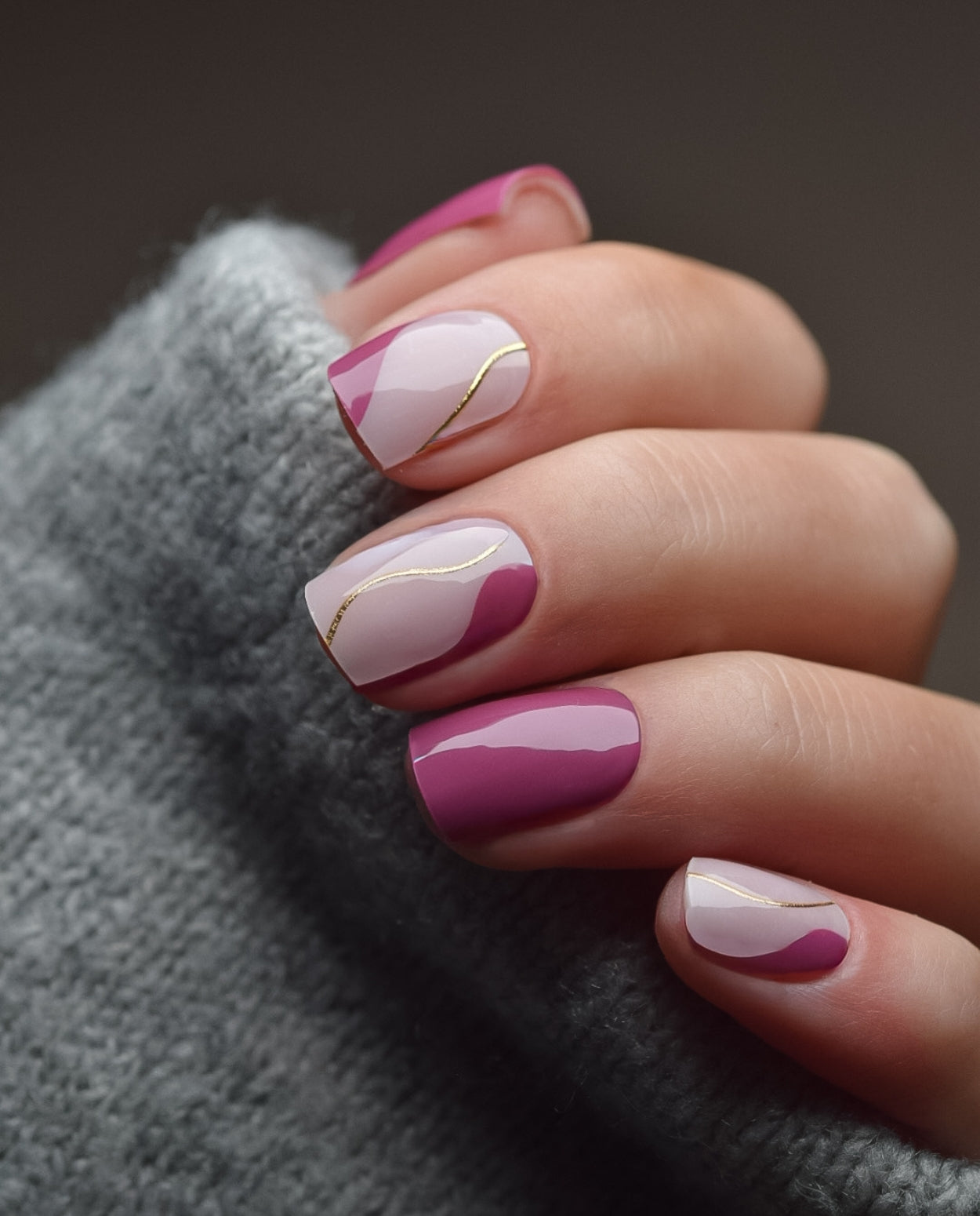 Burgundertraum UV Gel Wraps – milchiger Nude-Burgunder-Look mit goldener Glitzerlinie für elegante Nägel.