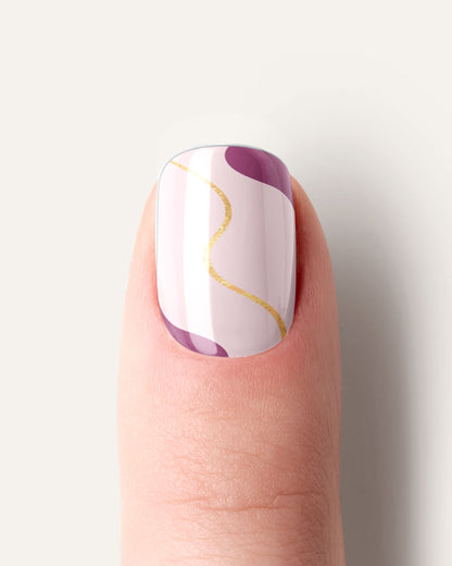 Burgundertraum UV Gel Wraps – milchiger Nude-Burgunder-Look mit goldener Glitzerlinie für elegante Nägel.