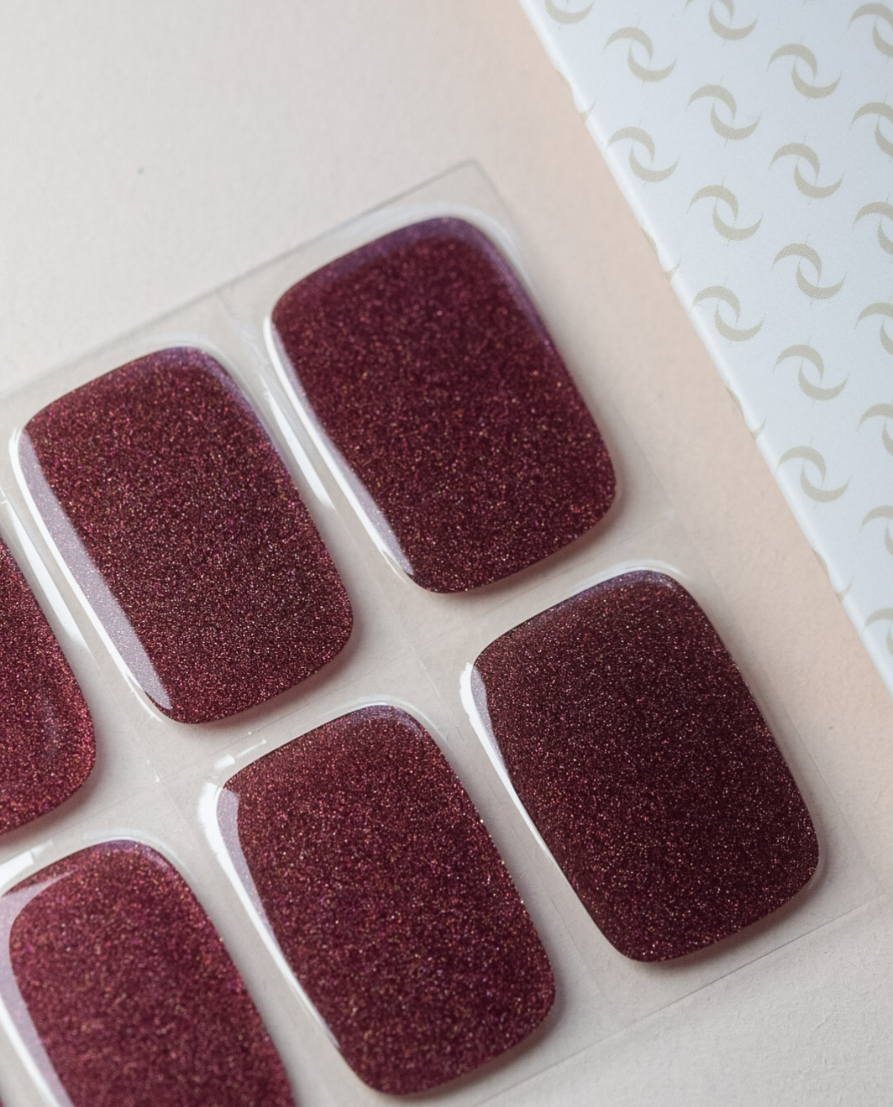 Produktbogen UV Gel Wraps Rusty Spark – 20 Streifen Semi-Cured in Rostrot mit Schimmer.