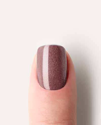 Maniküreergebnis mit UV Gel Wraps Rusty Spark – rostrote Nägel mit feinem Schimmer.