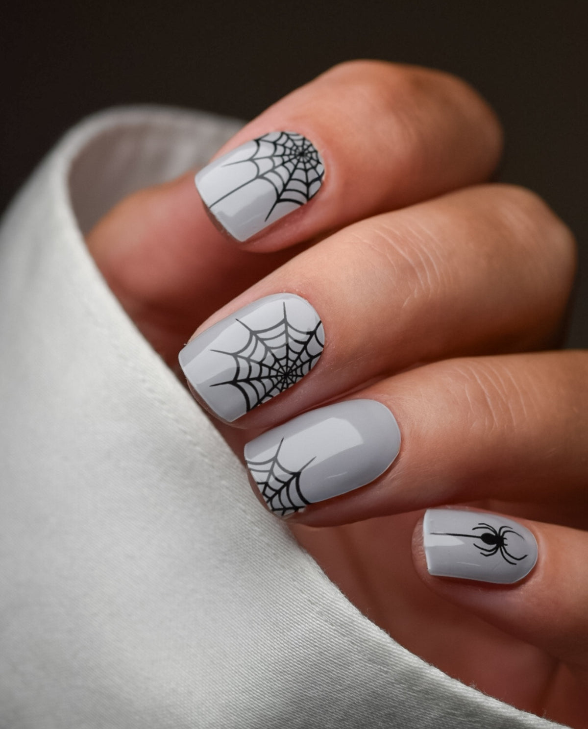 UV Gel Wraps Black Widow – graue Nailwraps mit Glanz und Halloween Muster - Nail Wraps für Halloween 