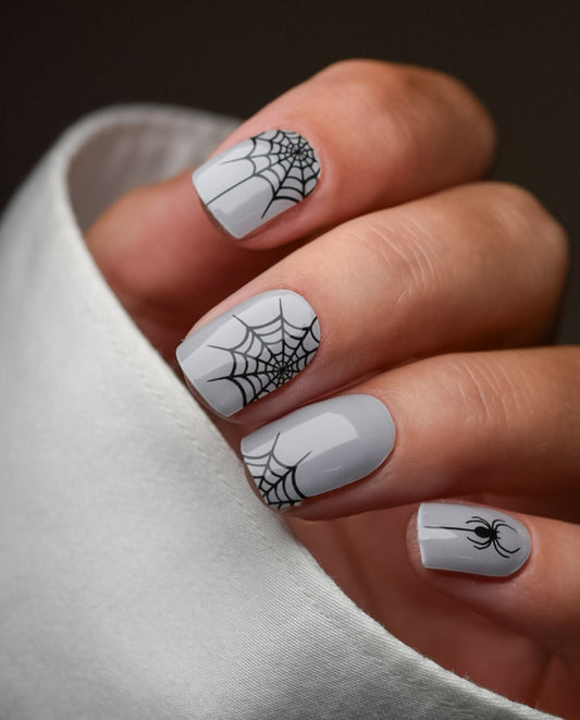 UV Gel Wraps Black Widow – graue Nailwraps mit Glanz und Halloween Muster - Nail Wraps für Halloween 