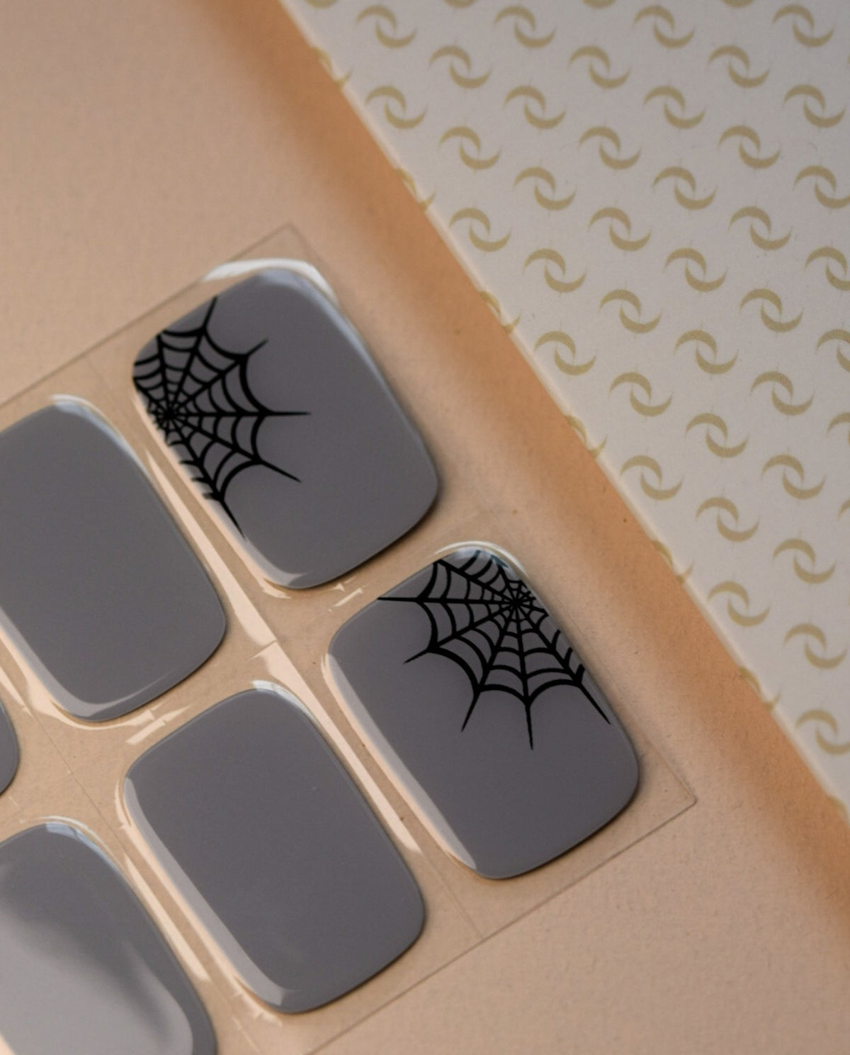 UV Gel Wraps Black Widow – graue Nailwraps mit Glanz und Halloween Muster - Nail Wraps für Halloween - Detailaufnahme für Nail Wraps