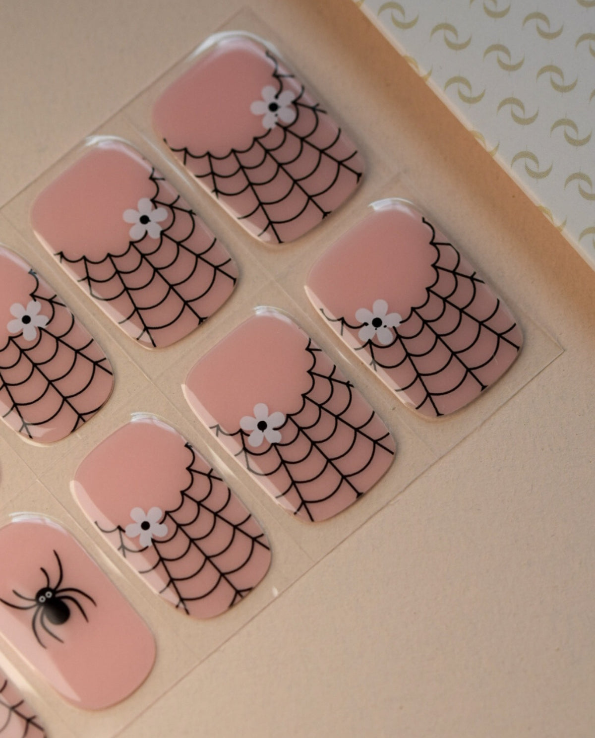 UV Gel Wraps Spider Glam – rosy Nailwraps mit Glanz und Spinnen Halloween Design - Detailaufnahme der Nail Wraps