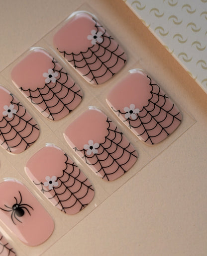 UV Gel Wraps Spider Glam – rosy Nailwraps mit Glanz und Spinnen Halloween Design - Detailaufnahme der Nail Wraps