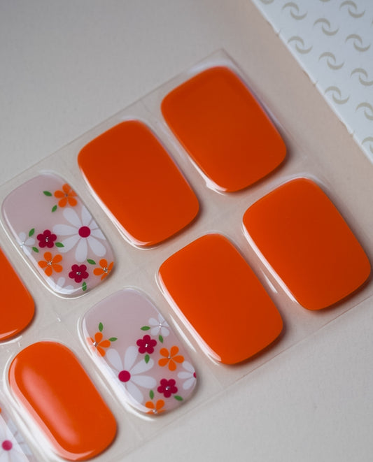 Produktbogen UV Gel Wraps Orange Blossom – 20 Streifen Semi-Cured in Orange mit Blumenmustern.