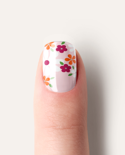Maniküreergebnis mit UV Gel Wraps Orange Blossom – Orange Nägel mit floralen Akzentnägeln.