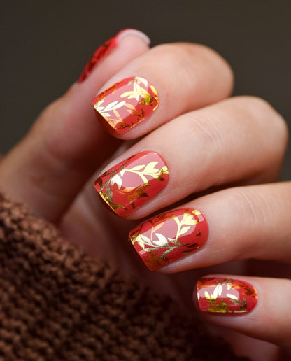 UV Gel Wraps Golden Leaves – herbstliches Design mit goldenen Blätter Akzenten