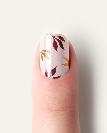 Cinnamon & Gold – UV Gel Wraps im herbstlichen Blätter-Design mit warmen Zimt- und Goldtönen.