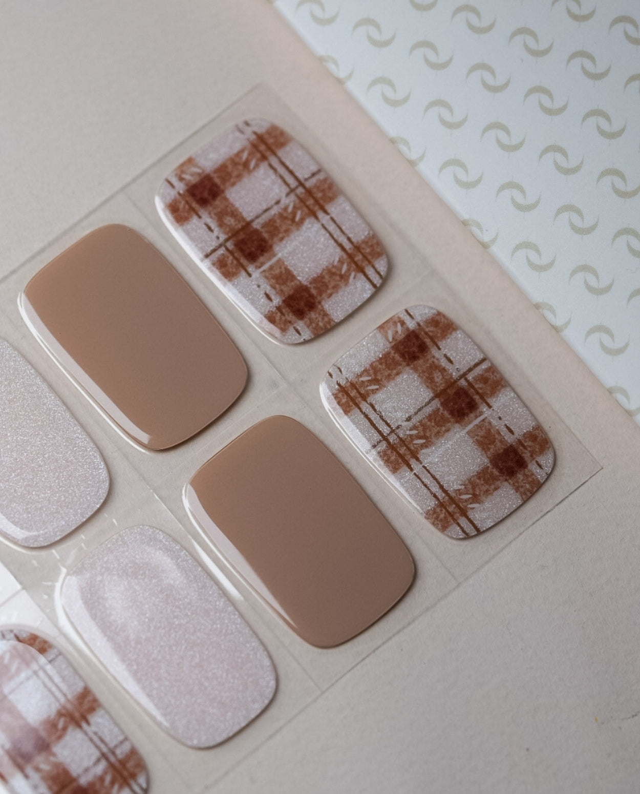 Berry Tartan UV Gel Wraps – klassisches Karomuster in Beige und Braun mit eleganter, warmer Note.
