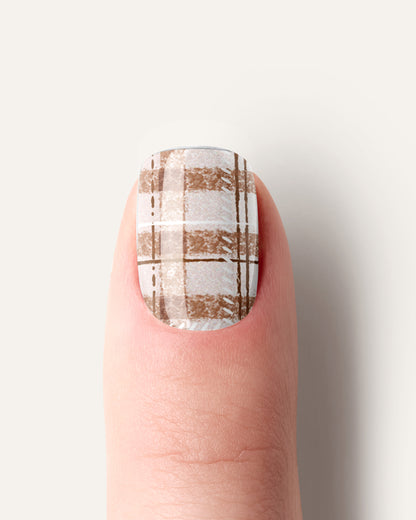 Berry Tartan UV Gel Wraps – klassisches Karomuster in Beige und Braun mit eleganter, warmer Note.
