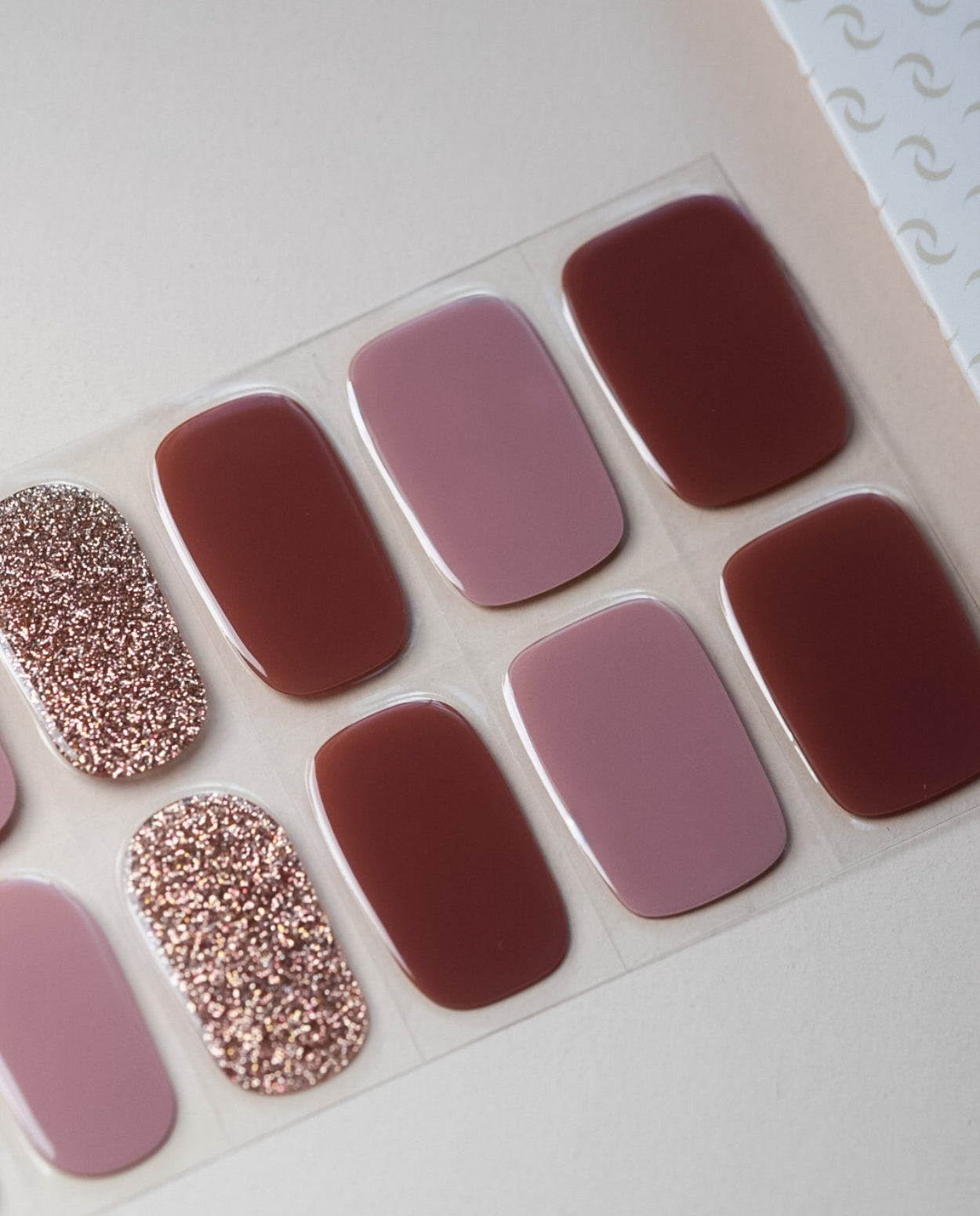 Produktbogen UV Gel Wraps Mocha Sparkle – 20 Streifen Semi-Cured in Braun mit Glitzer.