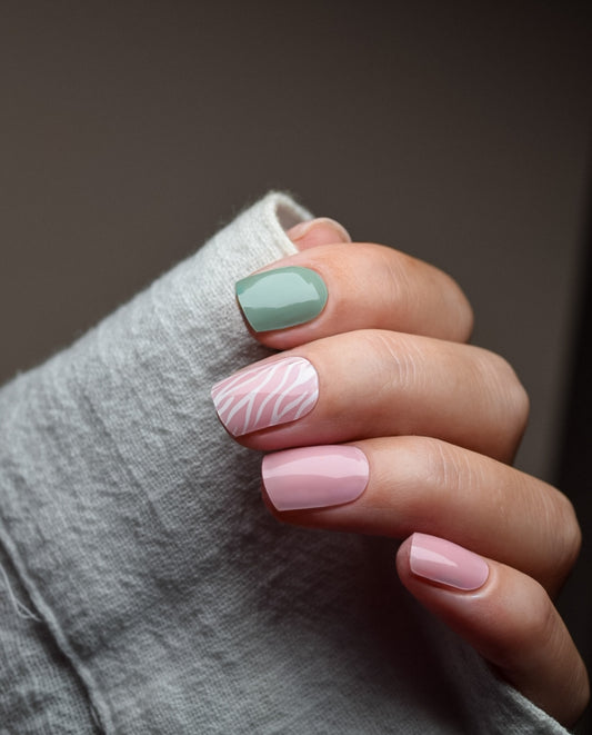 Hand mit UV Gel Wraps Olive Jungle – Olivegrün und Rosé mit Jungle-Print.