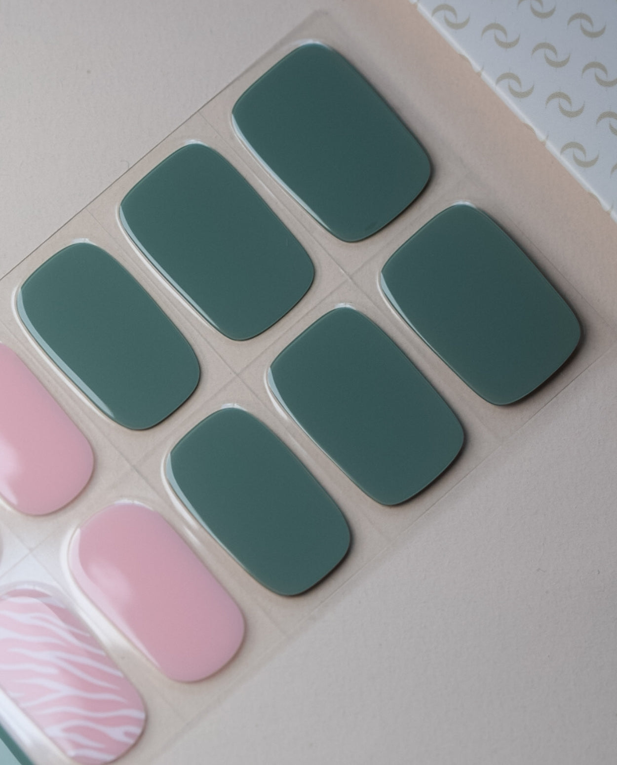 Produktbogen UV Gel Wraps Olive Jungle – 20 Streifen Semi-Cured in Olive und Rosa mit Muster.