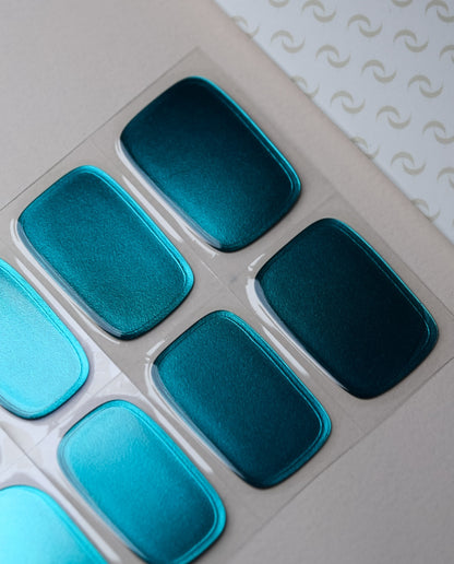 Deep Dive UV Gel Wraps – türkisblauer Chrome-Look mit spiegelndem Metallic-Finish auf den Nägeln.