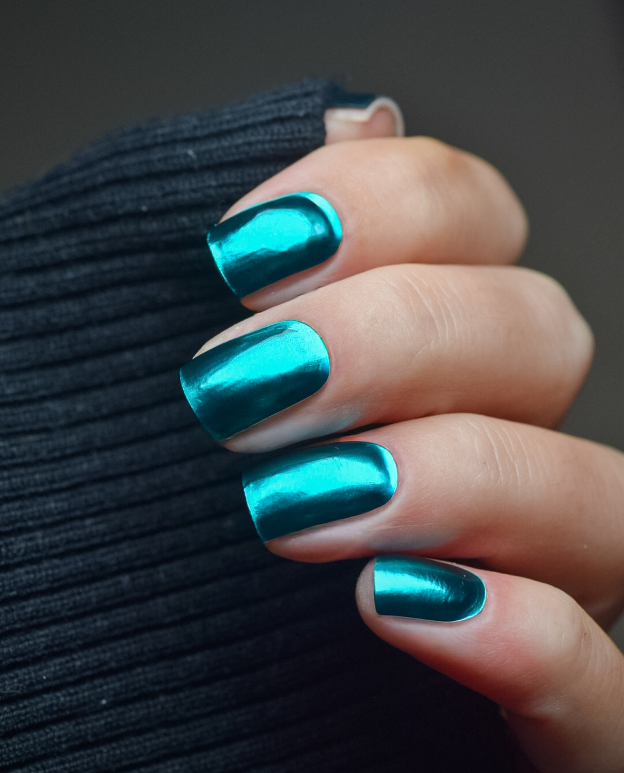 Deep Dive UV Gel Wraps – türkisblauer Chrome-Look mit spiegelndem Metallic-Finish auf den Nägeln.