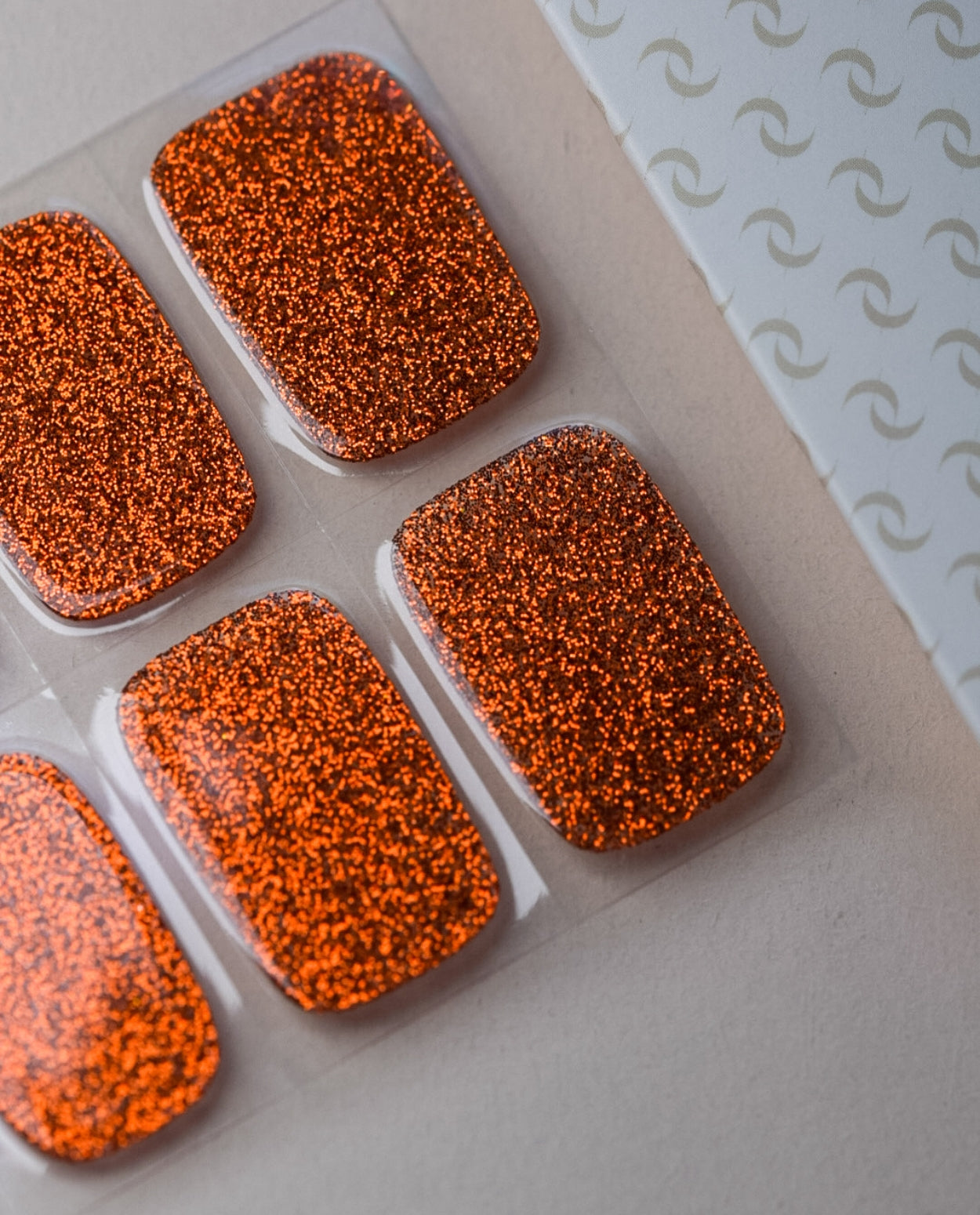 Produktbogen UV Gel Wraps Copper Crush – 20 Streifen Semi-Cured mit Kupfer-Glitzer.