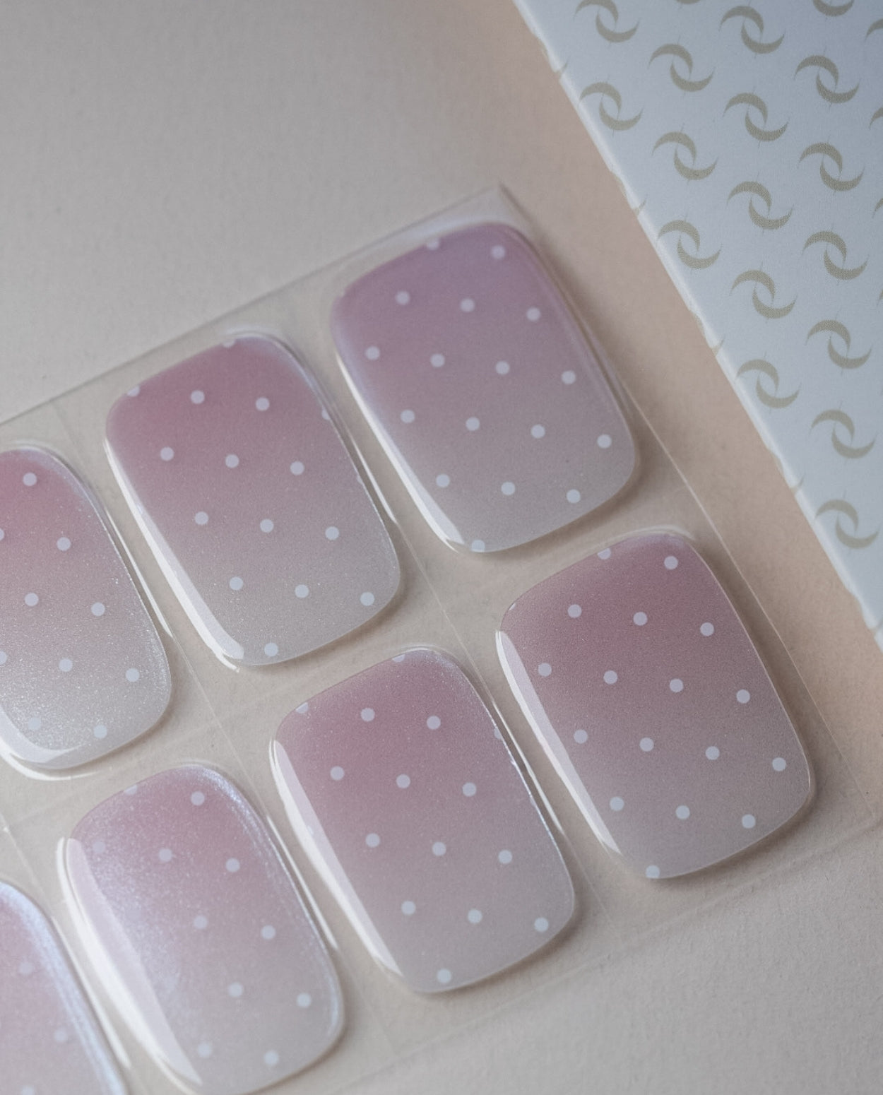 Produktbogen UV Gel Wraps Blush & Dots – 20 Streifen Semi-Cured im Rosé mit Punkt-Design.