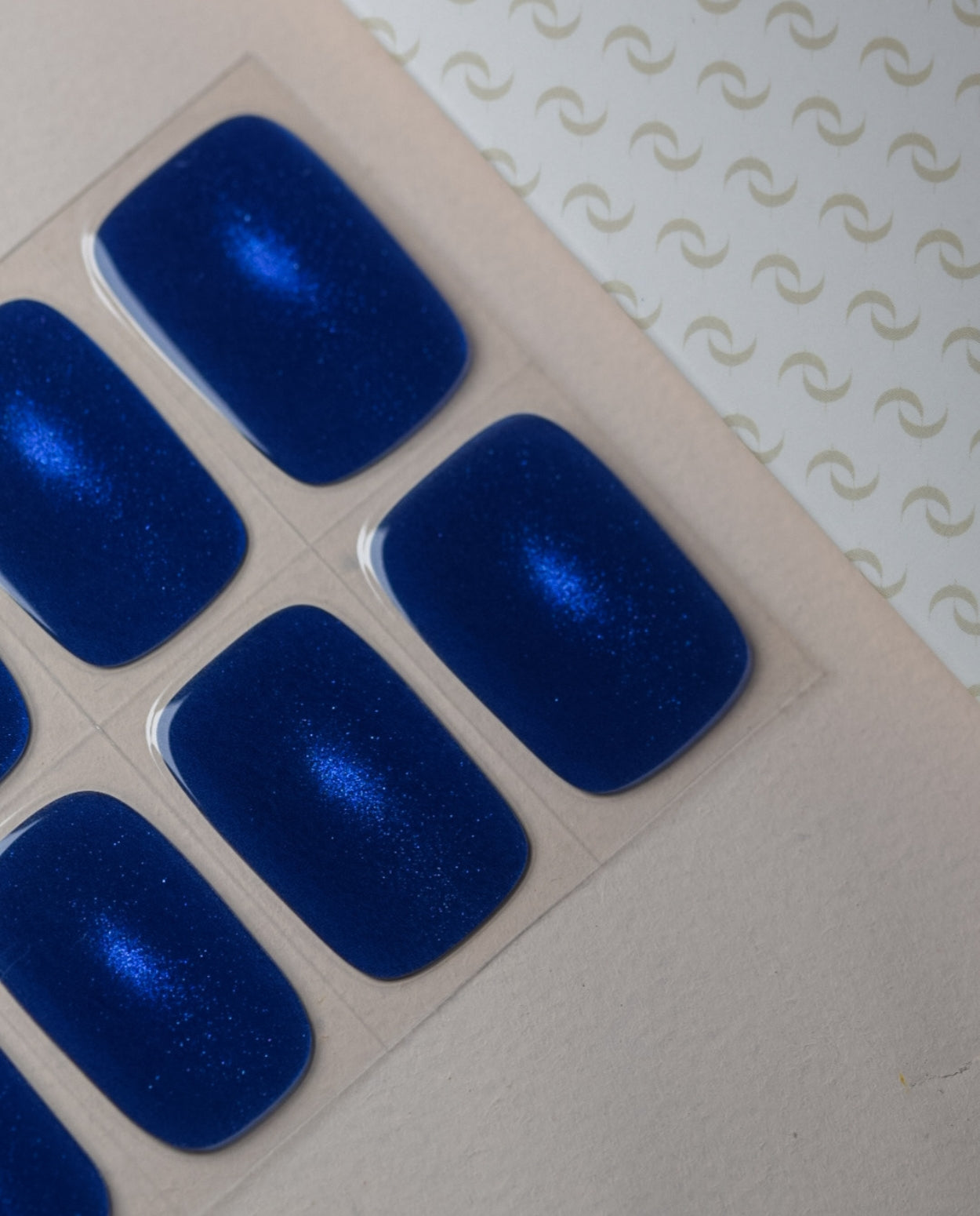 Midnight Tale UV Gel Wraps – tiefblauer Cat Eye Effekt mit galaktischem Glitzerschimmer auf den Nägeln.